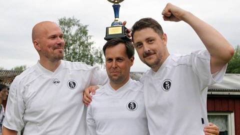 Per-Olof Strand, Mikael Swedh och Johan Vendin, var så här glada efter segern i Gårdskär